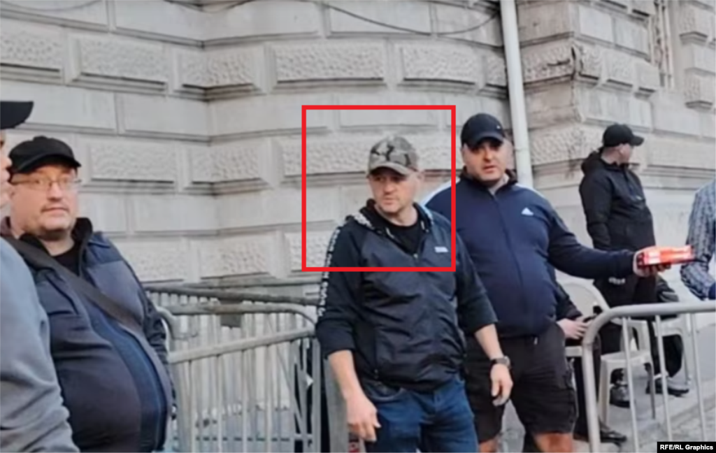 Vladan Sretenović jedan je od redara na ulazu u "Ćacilend". Vladan Sretenović je proveo u zatvoru 15 godina zbog ubistva koje je počinio 1997. godine, pokazuju javno dostupni podaci. Fotografija od 18. novembra 2025. godine. 