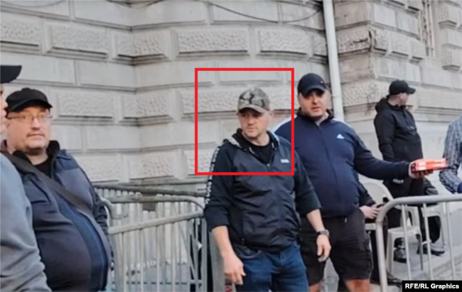 Vladan Sretenoviq në hyrje të kampit të mbështetësve të Qeverisë, nëntor 2025.