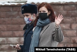 Kira Yarmysh (right) arrives for a court hearing in Moscow on March 18.