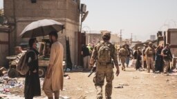 Anëtari i forcave kanadeze kalon nëpër një pikë kontrolli të evakuimit gjatë evakuimit në Aeroportin Ndërkombëtar Hamid Karzai, Kabul, 24 gusht 2021.