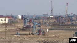 Нефтяные вышки у Каспийского моря в Баку. Иллюстративное фото