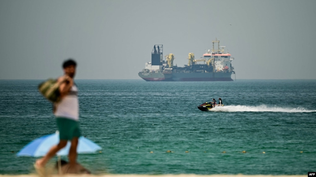 یک کشتی تجاری در سواحل دوبی