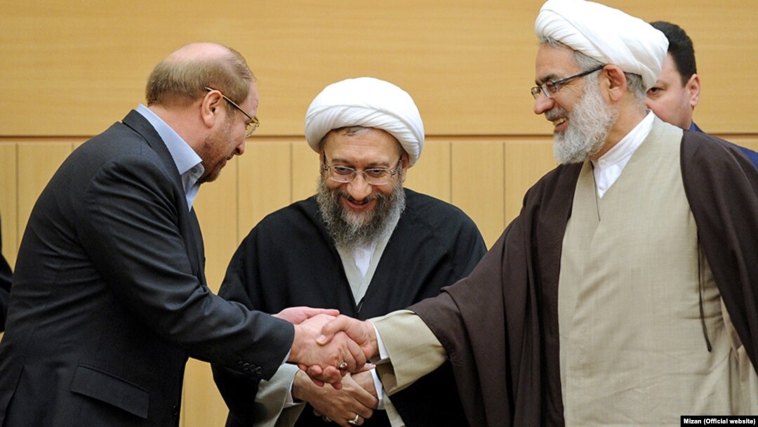 محمد جعفر منتظری (نفر اول از راست) می‌گوید که پرونده واگذاری املاک شهرداری تهران به رییس قوه قضائیه (نفر وسط) ارائه شده است. 