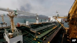 The Iranian oil tanker Fortune is anchored at the dock of the El Palito refinery near Puerto Cabello, Venezuela (archive photo).