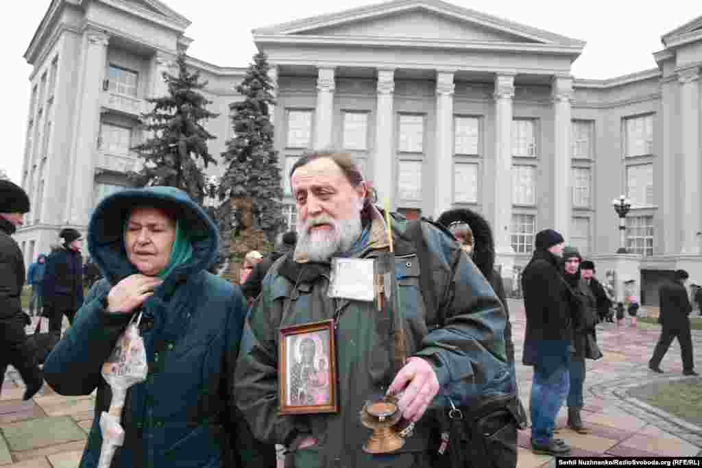 Люди тримали в рухах хрести та ікони