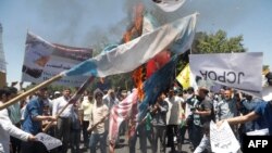 На демонстраціях палили прапори Ізраїлю, а також США, вигукували заклики «Смерть Ізраїлеві» та «Смерть США», Тегеран, 23 червня 2017 року