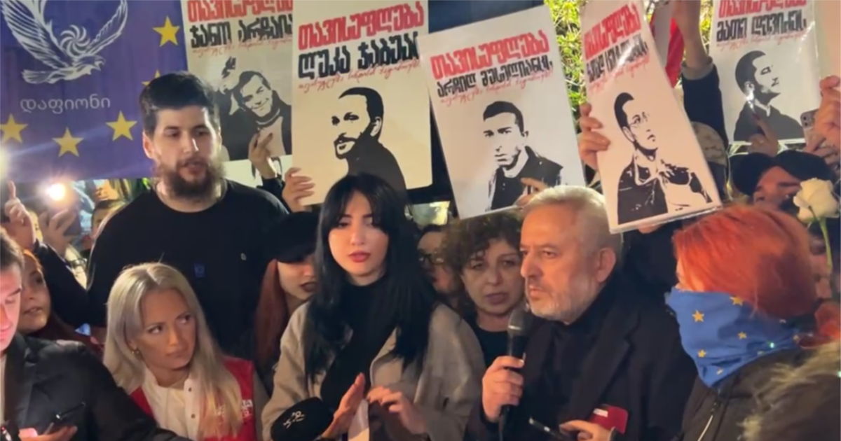 აქციის მონაწილეებმა გმირთა მემორიალთან ერთი წლის წინ დადებული ფიცი წელსაც გაიმეორეს