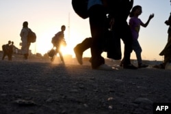 Afghan migrants arrive at the Islam Qala border crossing following their deportation from Iran. (file photo)