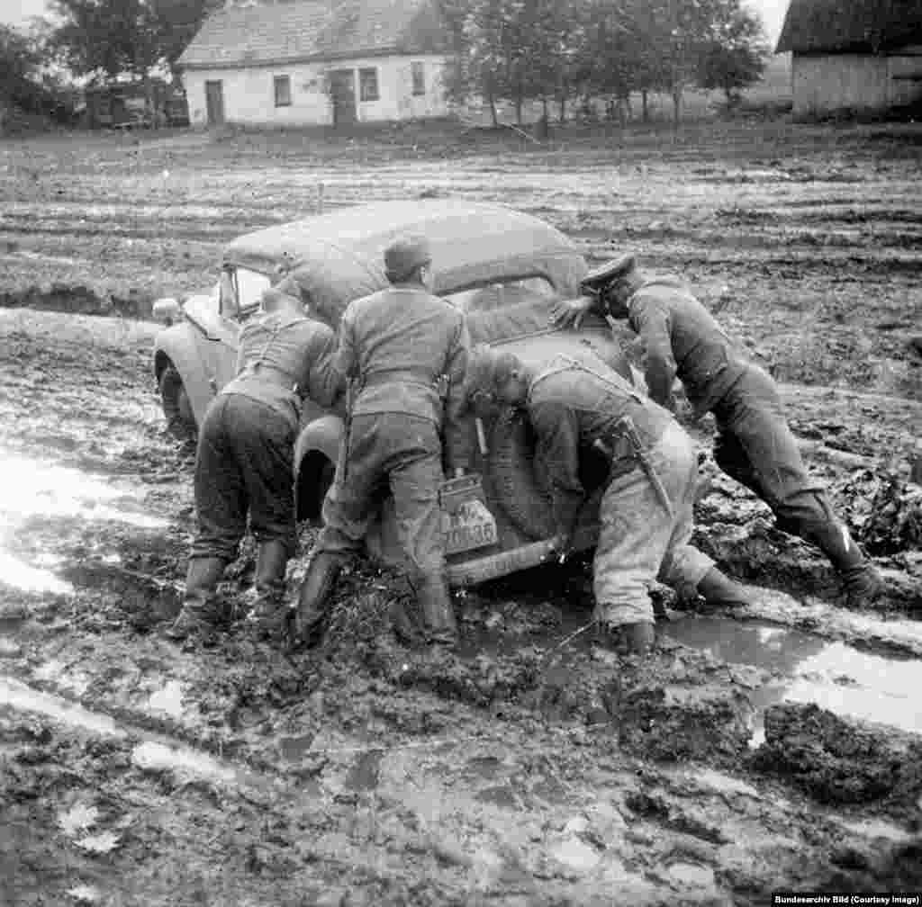 Ofițerii germani încearcă să scoată un vehicul din noroi la sfârșitul anului 1941. Pe măsură ce au început ploile de toamnă, comandanții naziști au fost forțați să se pregătească pentru un conflict prelungit, în timp ce &bdquo;Generalul Noroi&rdquo; și luptătorii sovietici răzbunători au împiedicat înaintarea germană.