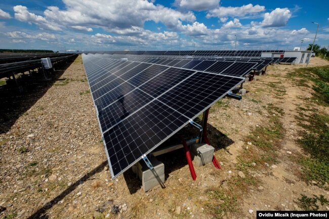 Parc fotovoltaic în Dîrvari, Valea Calugărească, judeţul Prahova.
