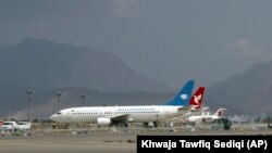 Avioane pe pista aeroportului internațional Hamid Karzai după retragerea trupelor americane, Kabul, 31 august 2021