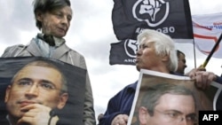 Сторонники Михаила Ходорковского с плакатами на демонстрации в Москве в его поддержку. 31 мая 2008