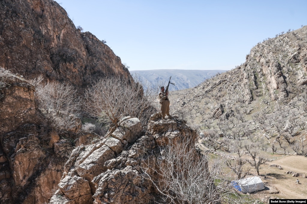 Një anëtar i Organizatës së Punëtorëve të Kurdistanit bën roje kundër sulmeve me dronë në një bazë në malet e provincës Erbil në verilindje të Irakut, më 12 mars.