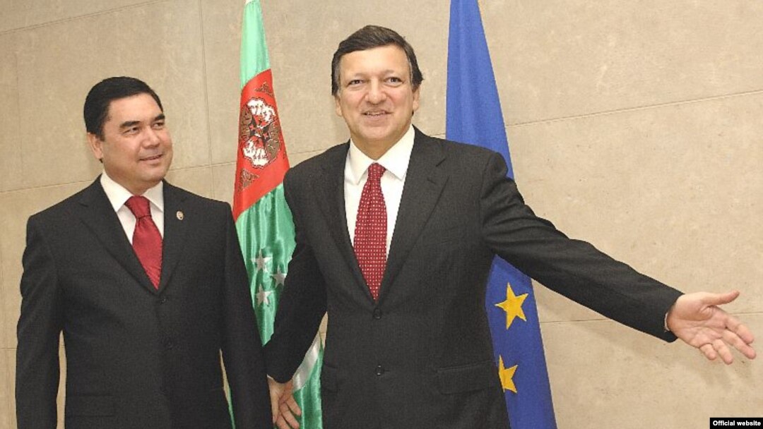 Turkmen President Gurbanguly Berdymukhammedov being welcomed to Brussels by the president of the European Commission, Jose Manuel Barroso. Do energy or human rights concerns come first?