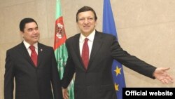 Turkmen President Gurbanguly Berdymukhammedov being welcomed to Brussels by the president of the European Commission, Jose Manuel Barroso. Do energy or human rights concerns come first?