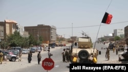 Forcat e sigurisë afgane dhe milici private patrullojnë në qytetin Herat, pas luftimeve me militantët talibanë.