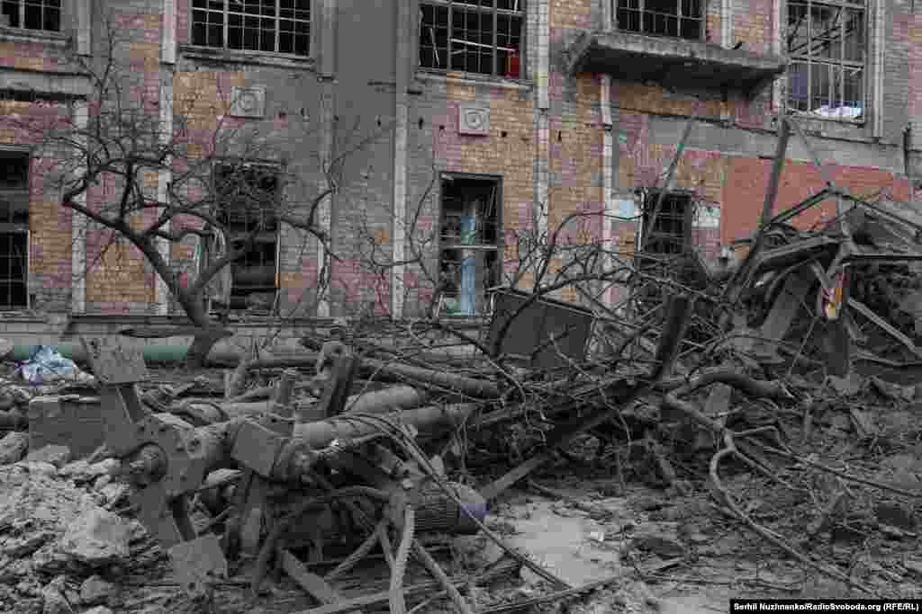 «Пошкодження, масштаби руйнувань тут просто шокують», – каже Гайко Томс, посол Німеччини в Україні під час візиту на станцію. «Цьому немає виправдання. Важливо залучити додаткову підтримку. Ми повинні якось знайти спосіб покласти край цій війні, яка триває лише тому, що цього хоче Росія», – додає посол