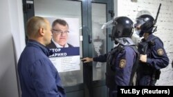 Rendőrök kutatják át a bebörtönzött elnökjelölt, Viktor Babarika központi irodáját Minszkben, 2020. szeptember 9-én. 
