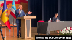 Dmitrii Constantinov și Evghenia Guțul, în cadrul „congresului deputaților de toate nivelurile” din autonomia găgăuză, desfășurat la Comrat pe 15 februarie 2025.
