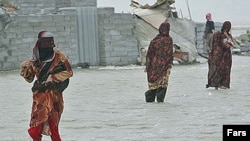 شاهدان عينی در مناطق بحران زده می گويند، بيشتر خانه ها در روستاهای اطراف چابهار کاملا تخريب شده است.