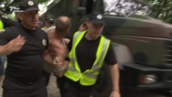 Під час хресної ходи у Києві поліція затримала 3 учасників – відео
