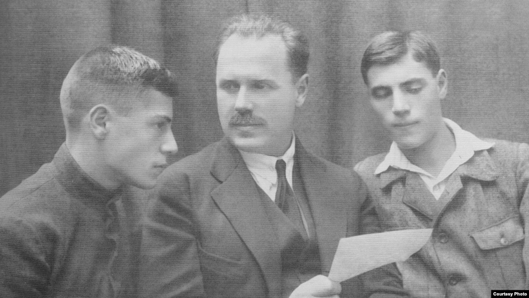 Сергей Варшавский с сыновьями, около 1920 г. Слева - Владимир, будущий писатель.
