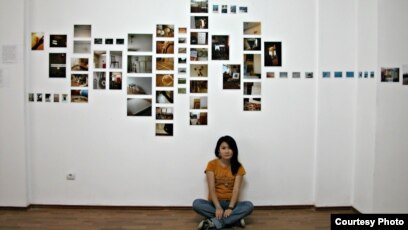 Әйел суретшілер өмірден жалаңаш жігітті тартады