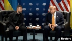 Анкарада өткөн НАТО саммитинин алкагында АКШнын президенти Дональд Трамп менен Украинанын президенти Владимир Зеленский жолугушту. (видеодон алынган кадр.)