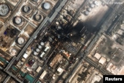 O imagine din satelit cu rafinăria de petrol Ras Tanura din Arabia Saudită, după atacul cu drone din 2 martie 2026.