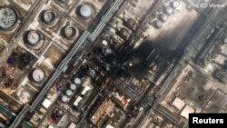 სატელიტურ ფოტოზე ჩანს საუდის არაბეთის ქალაქ რას-ტანურაში მდებარე ნავთობგადამამუშავებელ ქარხანაზე დრონებით შეტევის შედეგები