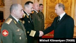 Orsýetli general-maýor Nikolaý Tkaçýow (Çepden birinji). 2007 ý.