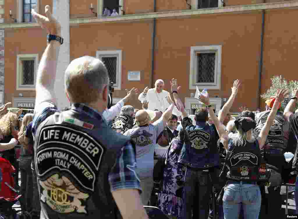 Papa Francisc binecuvîntează un grup de motocicliști Harley Davidson din Popamobil înainte de a oficia slujba în aer liber în Piața Sf. Petru din Roma, 16 iunie 2013.