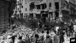 52 de persoane au fost ucise și 97 au fost rănite când ambele părți ale străzii Ben Yehuda din Ierusalim, principalul centru comercial al orașului, au fost distruse de bombe, pe 22 februarie 1948. (Foto AP/Jim Pringle)
