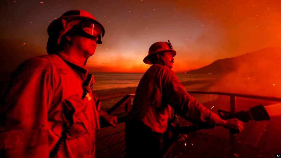Periferia Los Angelesului trece prin cel mai distructiv incendiu de vegetație din istoria orașului. Peste 130.000 de oameni au primit ordine de evacuare și sute de familii și-au pierdut casele sau afacerile.