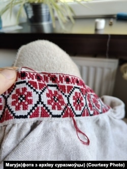 Рэканструкцыя аздабленьня каўняра мужчынскай сарочкі зь вёскі Чамярын Пінскага раёну
