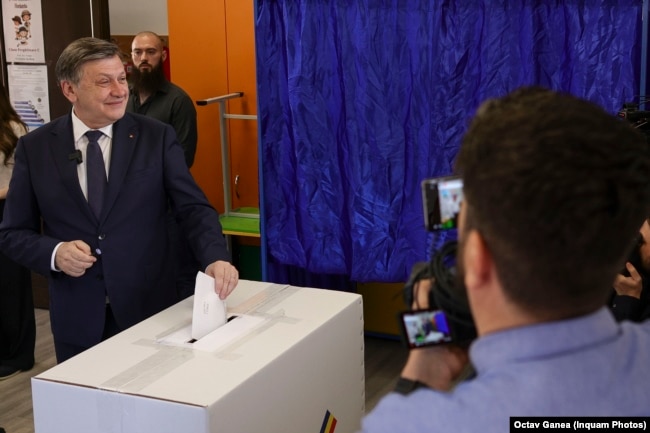 Crin Antonescu, kandidati presidencial i mbështetur nga koalicioni qeverisës, voton në zgjedhjet e 4 majit.