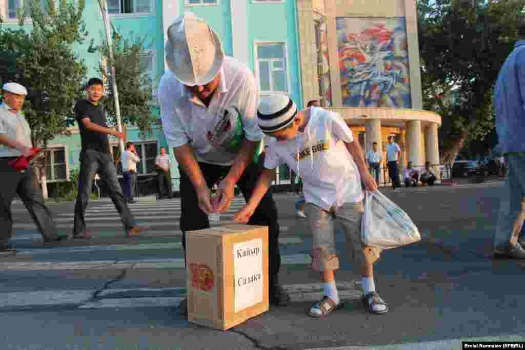 Kyrgyzstan -- The Ramadan Aid in sentral square, Osh, 19August2012