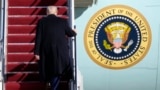 Президент США Дональд Трамп сідає на борт літака, 14 лютого 2025 року