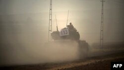 Турецкий танк пересекает границу с Сирией