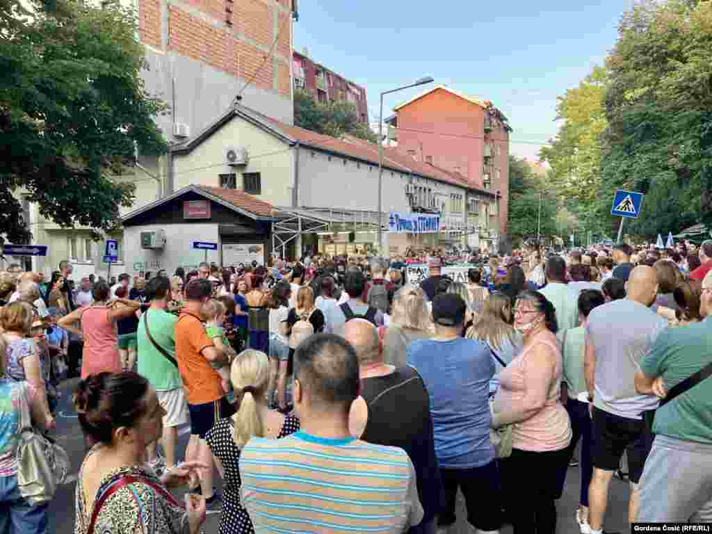 Blokada saobraćaja u ulici Marijane Gregoran na Karaburmi počela je 22. jula. Građani su proveli noć na ulici, nakon vesti da je devetogodišnji dečak preminuo u bolnici.