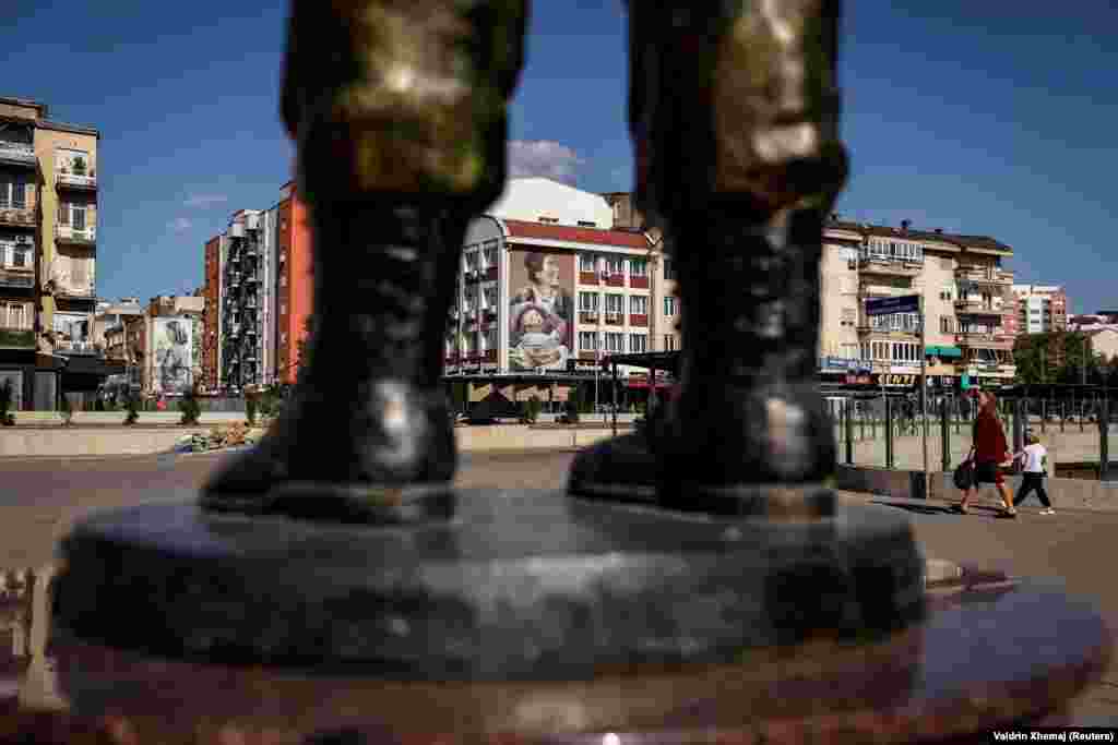 Murale nëpër ndërtesa të Ferizajt, të pikturuara gjatë edicioneve të Mural Fest-it.