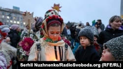 Традиція, що народилась з Гідності: зірки Різдва над Києвом (фотогалерея)