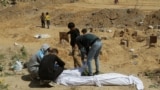 Palestinezët gjejnë trupa të varrosur në një varr masiv gjatë konfliktit të tanishëm mes Izraelit dhe Hamasit, në veri të Gazës, 15 prill 2024.