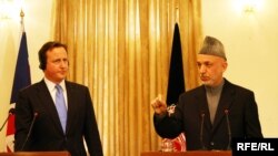 حامد کرزی رییس جمهور افغانستان در جریان کنفرانس مطبوعاتی با صدراعظم جدید بریتانیا دیوید کامیرون