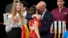 Presidenti i Federatës së Futbollit të Spanjës, Luis Rubiales, u pezullua nga detyra pasi e puthi me forcë futbollisten Jennifer Hermoso më 20 gusht 2023.