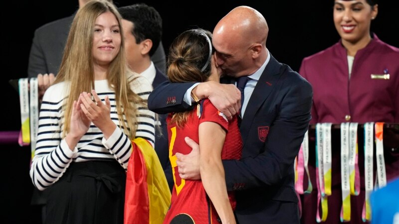 رئیس پیشین فدراسیون فوتبال اسپانیا به خاطر یک بوسه ممکن زندانی شود
