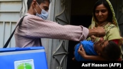 A Pakistani health worker administers polio vaccine drops to a child during a vaccination campaign. (file photo)