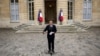 Premierul francez demisionar Lecornu anunțându-și demisia la Paris, luni dimineață. 