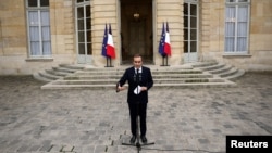 Premierul francez demisionar Lecornu anunțându-și demisia la Paris, luni dimineață. 