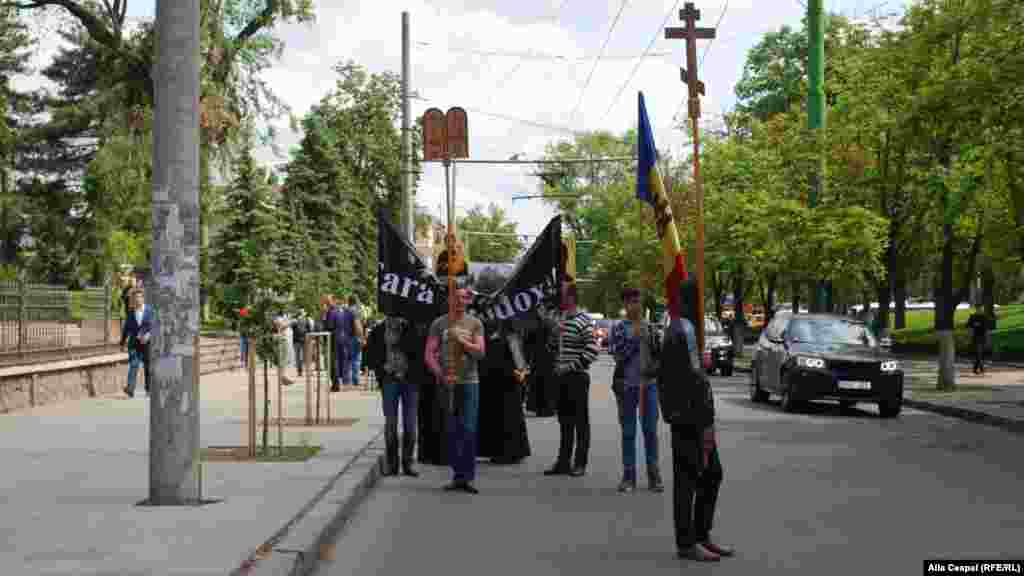 Coloana cu &bdquo;preoți și enoriași&rdquo; s-a pornit să blocheze traseul participanților la &bdquo;Marșul fără frică&rdquo;